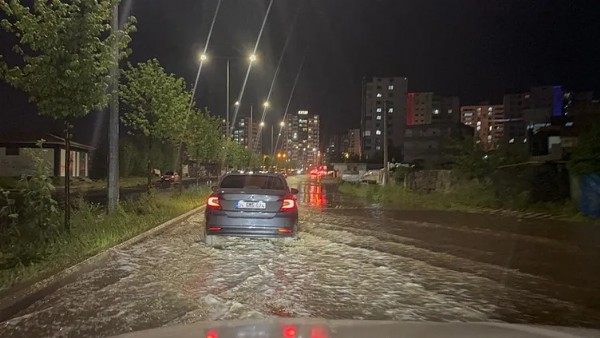 Süper Hücre Fırtına Can Aldı! İki İlde Eğitime Ara Verildi